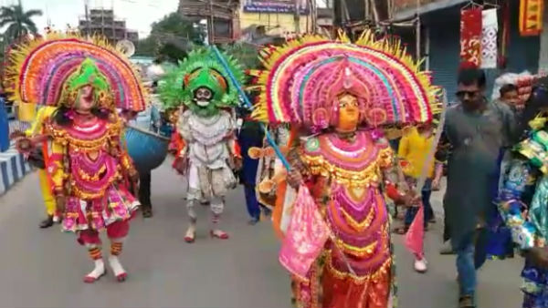 ছৌ নাচের তালে বিসর্জনের শোভাযাত্রা রায়গঞ্জে ছৌ নাচের তালে বিসর্জনের শোভাযাত্রা রায়গঞ্জে