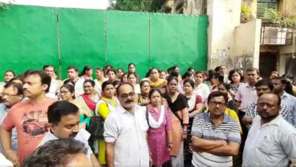 স্কুলে চাপেই কি মেট্রোয় আত্মহত্যা! প্রিন্সিপালের পদত্যাগ দাবি করে বিক্ষোভ অভিভাবকদের স্কুলে চাপেই কি মেট্রোয় আত্মহত্যা! প্রিন্সিপালের পদত্যাগ দাবি করে বিক্ষোভ অভিভাবকদের