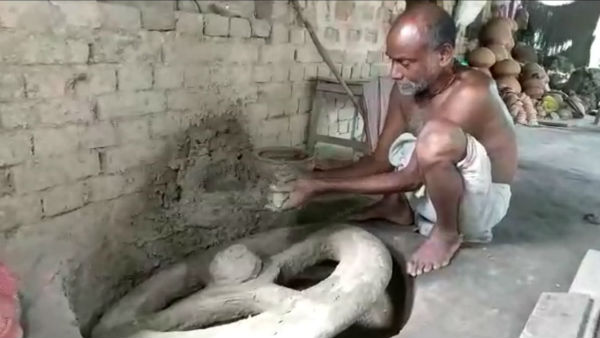 দীপাবলীর রোশনাইয়ের মাঝেও অন্ধকারে বালুরঘাটের মৃৎশিল্পীরা দীপাবলীর রোশনাইয়ের মাঝেও অন্ধকারে বালুরঘাটের মৃৎশিল্পীরা