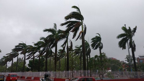 হ্যারিকেন হানার পর হ্যারিকেন ডগলাস