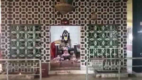 জলপাইগুড়িতে দেবী চৌধুরানি মন্দিরে খেপি মায়ের আরাধনায় মুসলিম মহিলা জলপাইগুড়িতে দেবী চৌধুরানি মন্দিরে খেপি মায়ের আরাধনায় মুসলিম মহিলা