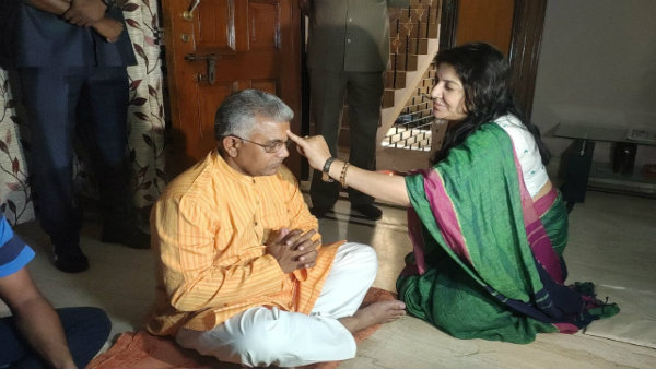 ভাইফোঁটায় দিলীপ ঘোষের বাড়িতে লকেট! দিলেন উপহারও ভাইফোঁটায় দিলীপ ঘোষের বাড়িতে লকেট! দিলেন উপহারও