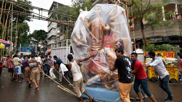 চতুর্থী থেকেই নিরাপত্তার বেড়াজালে শহরকে মুড়ে ফেলছে পুলিশ চতুর্থী থেকেই নিরাপত্তার বেড়াজালে শহরকে মুড়ে ফেলছে পুলিশ