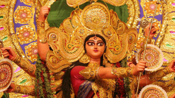 সধবা সুন্দরী মাতৃময়ী কোনও মহিলাকে দেবীরূপে পূজো