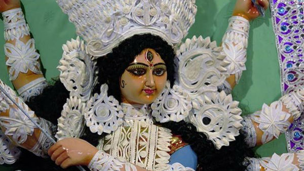 মহাসপ্তমীর রাতে উপচে পড়া ভিড়, বৃষ্টি উপেক্ষা দর্শনার্থীদের মহাসপ্তমীর রাতে উপচে পড়া ভিড়, বৃষ্টি উপেক্ষা দর্শনার্থীদের