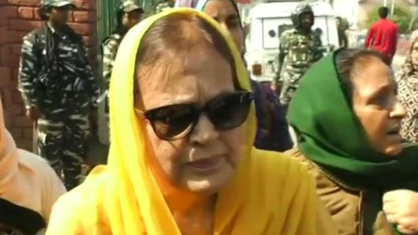 ৩৭০ ধারা প্রত্যাহারের বিরোধিতায় রাস্তায় কাশ্মীরী মহিলারা, আটক ফারুকের বোন ও মেয়ে ৩৭০ ধারা প্রত্যাহারের বিরোধিতায় রাস্তায় কাশ্মীরী মহিলারা, আটক ফারুকের বোন ও মেয়ে