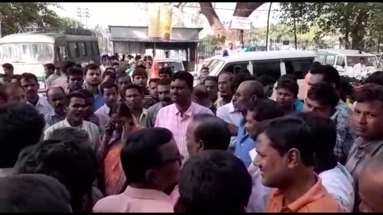 মর্মান্তিক পথ দুর্ঘটনা! মৃত্যু হল গঙ্গারামপুর পুরসভার চেয়ারম্যানের ছেলের মর্মান্তিক পথ দুর্ঘটনা! মৃত্যু হল গঙ্গারামপুর পুরসভার চেয়ারম্যানের ছেলের