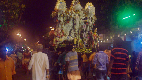 দশমীতে কাঁধে করে বিসর্জন