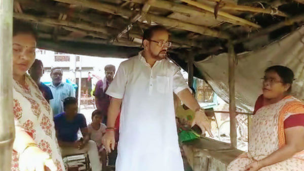 ডেঙ্গু ঠেকাতে পরিচ্ছন্নতা খতিয়ে দেখতে বেহালায় হানা ডেপুটি মেয়রের ডেঙ্গু ঠেকাতে পরিচ্ছন্নতা খতিয়ে দেখতে বেহালায় হানা ডেপুটি মেয়রের
