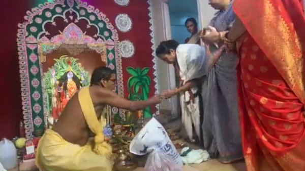 অতিথি আপ্যায়ন থেকে পুজোর তদারকি, বাড়ির পুজোয় একাই সব মমতা বন্দ্যোপাধ্যায় অতিথি আপ্যায়ন থেকে পুজোর তদারকি, বাড়ির পুজোয় একাই সব মমতা বন্দ্যোপাধ্যায়