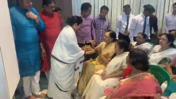 অতিথি আপ্যায়ন থেকে পুজোর তদারকি, বাড়ির পুজোয় একাই সব মমতা বন্দ্যোপাধ্যায় অতিথি আপ্যায়ন থেকে পুজোর তদারকি, বাড়ির পুজোয় একাই সব মমতা বন্দ্যোপাধ্যায়