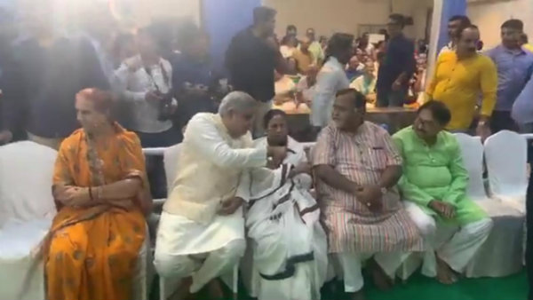 মুখ্যমন্ত্রীর আপ্যায়নে খুশি রাজ্যপাল! সকলকে জানালেন দিওয়ালির শুভেচ্ছা মুখ্যমন্ত্রীর আপ্যায়নে খুশি রাজ্যপাল! সকলকে জানালেন দিওয়ালির শুভেচ্ছা
