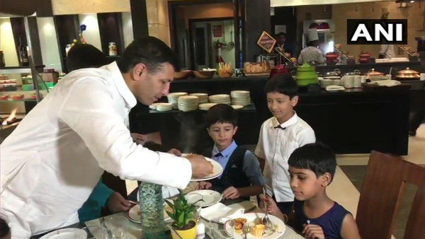 মন্ত্রীর হাত ধরে আলোর উৎসবে সামিল মধ্যপ্রদেশের দুঃস্থ শিশুরাও মন্ত্রীর হাত ধরে আলোর উৎসবে সামিল মধ্যপ্রদেশের দুঃস্থ শিশুরাও