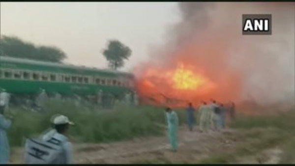 পাকিস্তানে চলন্ত ট্রেনে আগুন! মৃত কমপক্ষে ৬৫ জন যাত্রী পাকিস্তানে চলন্ত ট্রেনে আগুন! মৃত কমপক্ষে ৬৫ জন যাত্রী