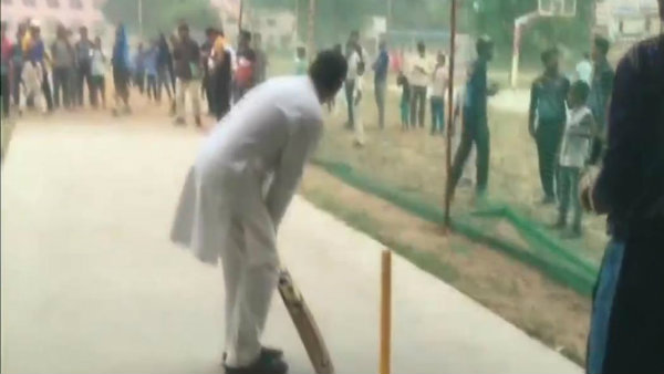 হরিয়ানায় কচিকাঁচাদের সঙ্গে ক্রিকেট খেলায় মাতলেন রাহুল হরিয়ানায় কচিকাঁচাদের সঙ্গে ক্রিকেট খেলায় মাতলেন রাহুল