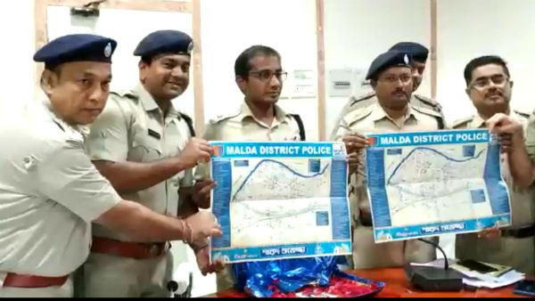 পুজোর চার দিন দর্শনার্থীদের সাহায্য করতে গাইড ম্যাপ নিয়ে হাজির পুলিশ পুজোর চার দিন দর্শনার্থীদের সাহায্য করতে গাইড ম্যাপ নিয়ে হাজির পুলিশ