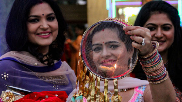কিভাবে পালিত হয় করওয়া চৌথ?