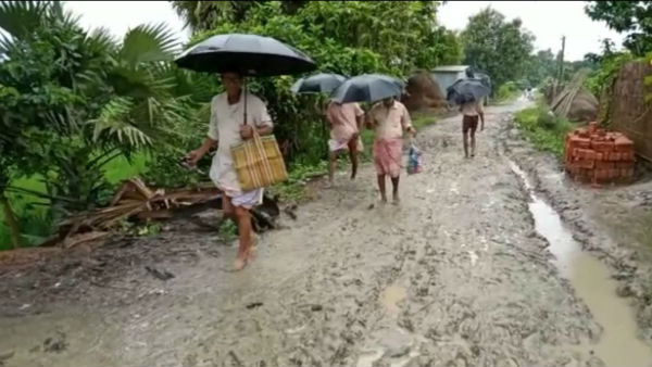 পুজো চলে এল, বেহাল রাস্তা সারাইয়ের দাবি দিনাজপুরের মানুষের পুজো চলে এল, বেহাল রাস্তা সারাইয়ের দাবি দিনাজপুরের মানুষের