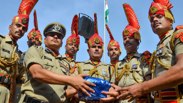 বাড়ছে তিক্ততা, ভারতের পাঠানো দিওয়ালি মিষ্টি ফেরত পাঠাল পাকিস্তান বাড়ছে তিক্ততা, ভারতের পাঠানো দিওয়ালি মিষ্টি ফেরত পাঠাল পাকিস্তান