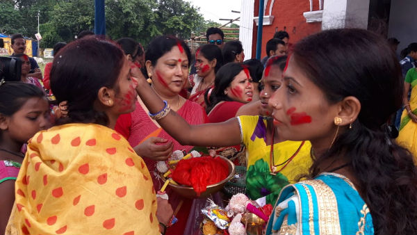 বাতাসে বিষাদের সুর, প্রথা মেনে কোচবিহার রাজবাড়িতে হল সিঁদুর খেলা বাতাসে বিষাদের সুর, প্রথা মেনে কোচবিহার রাজবাড়িতে হল সিঁদুর খেলা