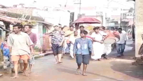 বালুরঘাটের বিখ্যাত পারিবারিক পুজো! আয়োজন করেন প্রতিবেশীরা বালুরঘাটের বিখ্যাত পারিবারিক পুজো! আয়োজন করেন প্রতিবেশীরা