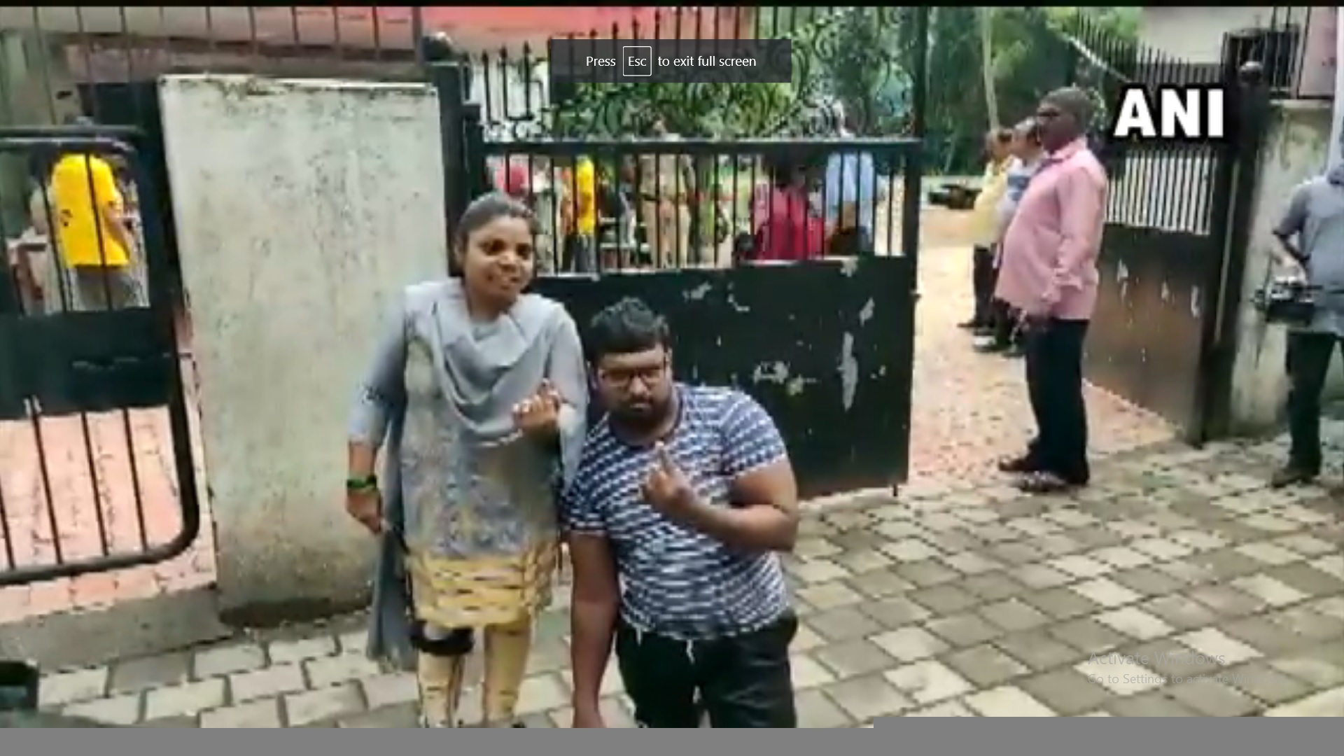 প্রতিবন্ধকতাকে জয় করে লাইনে দাঁড়িয়ে ভোট দিলেন শারীরিকভাবে অক্ষম দম্পতি প্রতিবন্ধকতাকে জয় করে লাইনে দাঁড়িয়ে ভোট দিলেন শারীরিকভাবে অক্ষম দম্পতি