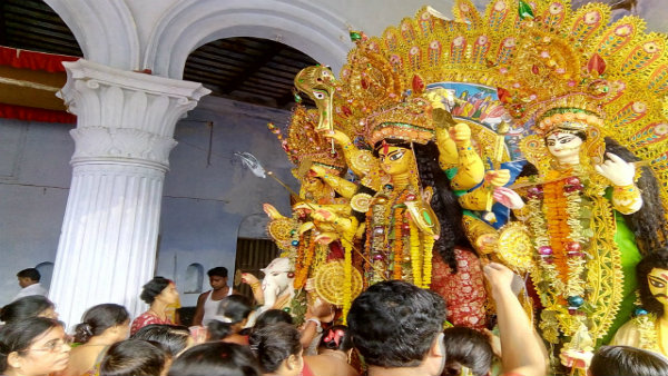 প্রথা মেনে টাকি রাজবাড়ির বিসর্জন প্রস্তুতি শুরু! ইছামতীর উদ্দেশে রওনা দিলেন উমা প্রথা মেনে টাকি রাজবাড়ির বিসর্জন প্রস্তুতি শুরু! ইছামতীর উদ্দেশে রওনা দিলেন উমা