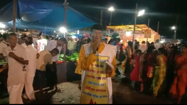 পুজোর আনন্দ ভুলে থ্যালাসেমিয়া নিয়ে অনন্য প্রচার পেশায় হকার শ্যামাপ্রসাদের পুজোর আনন্দ ভুলে থ্যালাসেমিয়া নিয়ে অনন্য প্রচার পেশায় হকার শ্যামাপ্রসাদের