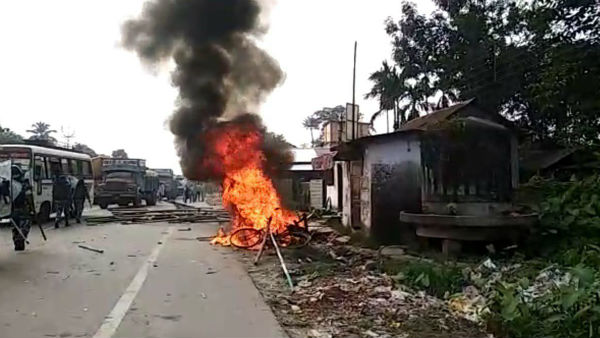 কোচবিহারে তৃণমূলের পার্টি অফিস ভাঙচুর কোচবিহারে তৃণমূলের পার্টি অফিস ভাঙচুর