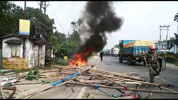 সংঘর্ষে উত্তপ্ত তুফানগঞ্জ! জাতীয় সড়ক অবরোধ বিজেপি কর্মীদের, পুলিশের লাঠি সংঘর্ষে উত্তপ্ত তুফানগঞ্জ! জাতীয় সড়ক অবরোধ বিজেপি কর্মীদের, পুলিশের লাঠি