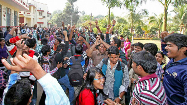 বিশ্বভারতীতে তলে তলে বিক্ষোভ সলতে পাকিয়েছে অনেকদিন ধরে, সঙ্গে আগুনে ঘি ঢেলেছে রাজনীতি বিশ্বভারতীতে তলে তলে বিক্ষোভ সলতে পাকিয়েছে অনেকদিন ধরে, সঙ্গে আগুনে ঘি ঢেলেছে রাজনীতি