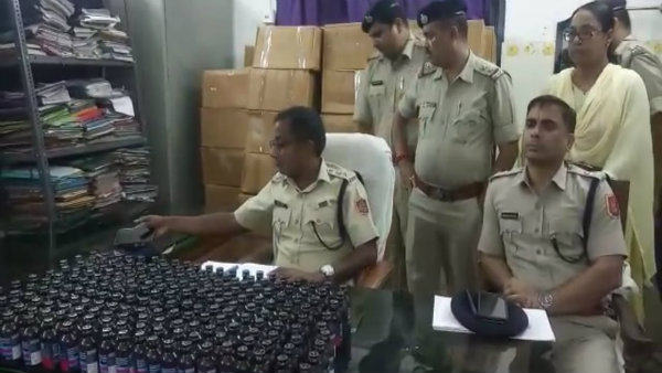 পণ্যবাহী ট্রাক থেকে উদ্ধার ২১ হাজার বোতল নিষিদ্ধ সিরাপ পণ্যবাহী ট্রাক থেকে উদ্ধার ২১ হাজার বোতল নিষিদ্ধ সিরাপ