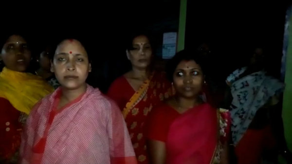মদ বিক্রিতে অতিষ্ঠ হয়ে প্রতিবাদে নামলেন ঘরের মহিলারা মদ বিক্রিতে অতিষ্ঠ হয়ে প্রতিবাদে নামলেন ঘরের মহিলারা