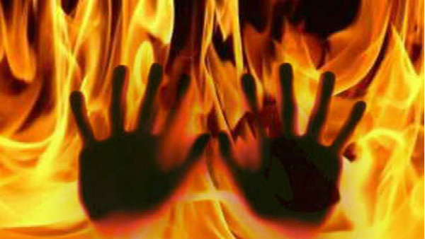 বাইরে থেকে ঘরে আগুন! গোটা পরিবারের অগ্নিদগ্ধ হওয়া নিয়ে চাঞ্চল্য উত্তর দিনাজপুরে বাইরে থেকে ঘরে আগুন! গোটা পরিবারের অগ্নিদগ্ধ হওয়া নিয়ে চাঞ্চল্য উত্তর দিনাজপুরে