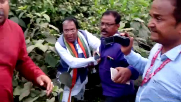 বুথ লাগোয়া ঘরে 'বহিরাগত'