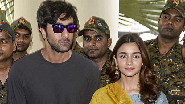 প্রেমিক রণবীর কাপুরের পরিবারের সঙ্গে নৈশ ভোজের পার্টিতে আলিয়া ভাট প্রেমিক রণবীর কাপুরের পরিবারের সঙ্গে নৈশ ভোজের পার্টিতে আলিয়া ভাট