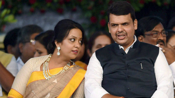 স্বামীর সাফল্যেকে অভিনন্দন জানালেন স্ত্রী অম্রুতা স্বামীর সাফল্যেকে অভিনন্দন জানালেন স্ত্রী অম্রুতা
