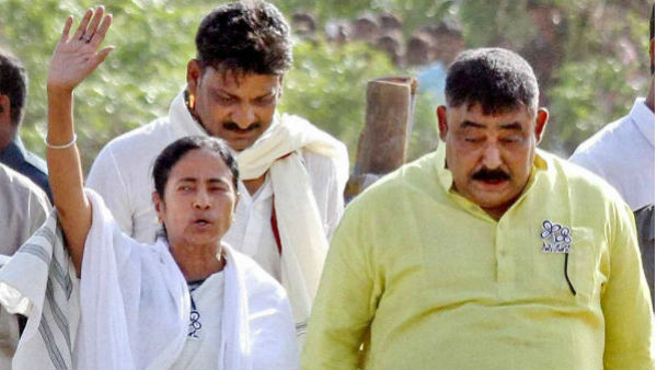 কেউ টাকা চাইলে তাঁকে বেঁধে পেটান