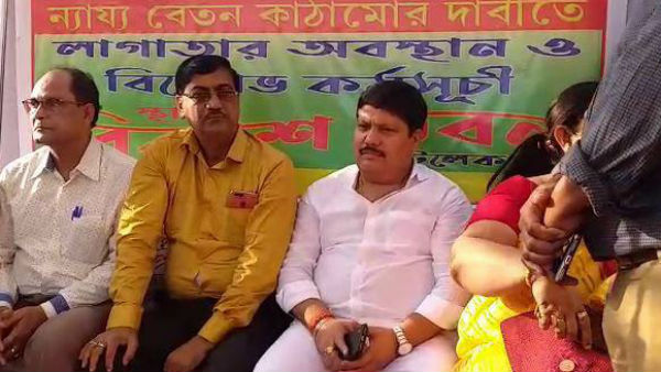 পার্শ্ব শিক্ষকদের ধরনা মঞ্চে যোগ দিয়ে রাজ্য সরকারকে আক্রমণ অর্জুনের পার্শ্ব শিক্ষকদের ধরনা মঞ্চে যোগ দিয়ে রাজ্য সরকারকে আক্রমণ অর্জুনের