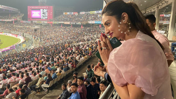 পিঙ্ক বল টেস্ট: ইডেনে গোলাপি বলে বিরাটদের খেলা দেখতে গ্যালারিতে নুসরত পিঙ্ক বল টেস্ট: ইডেনে গোলাপি বলে বিরাটদের খেলা দেখতে গ্যালারিতে নুসরত