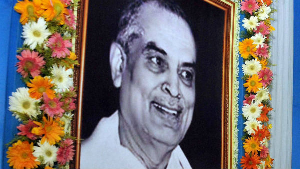 ডঃ বিধানচন্দ্র রায়ের মূর্তি ভাঙচুর করা হল পূর্ব বর্ধমানে ডঃ বিধানচন্দ্র রায়ের মূর্তি ভাঙচুর করা হল পূর্ব বর্ধমানে