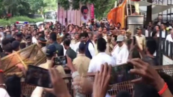 শিবসেনা কর্মীদের স্লোগানে বিদ্ধ ফড়নবিশ শিবসেনা কর্মীদের স্লোগানে বিদ্ধ ফড়নবিশ