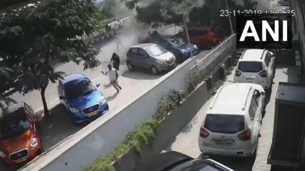 হায়দরাবাদের ফ্লাইওভারে উড়ল দ্রুতগতি সম্পন্ন গাড়ি! বিধ্বস্ত নিচের রাস্তা, দেখুন ভিডিও হায়দরাবাদের ফ্লাইওভারে উড়ল দ্রুতগতি সম্পন্ন গাড়ি! বিধ্বস্ত নিচের রাস্তা, দেখুন ভিডিও