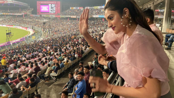 পিঙ্ক বল টেস্ট: ইডেনে গোলাপি বলে বিরাটদের খেলা দেখতে গ্যালারিতে নুসরত পিঙ্ক বল টেস্ট: ইডেনে গোলাপি বলে বিরাটদের খেলা দেখতে গ্যালারিতে নুসরত