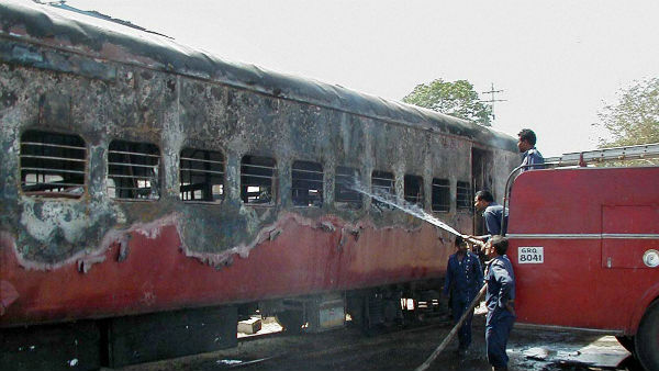 গোধরা কাণ্ডে কংগ্রেসকে দোষারোপ গুজরাতের সরকারি বোর্ডের বইতে গোধরা কাণ্ডে কংগ্রেসকে দোষারোপ গুজরাতের সরকারি বোর্ডের বইতে