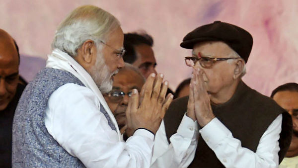 মোদীকে জায়গা ছেড়ে দেন আডবাণী