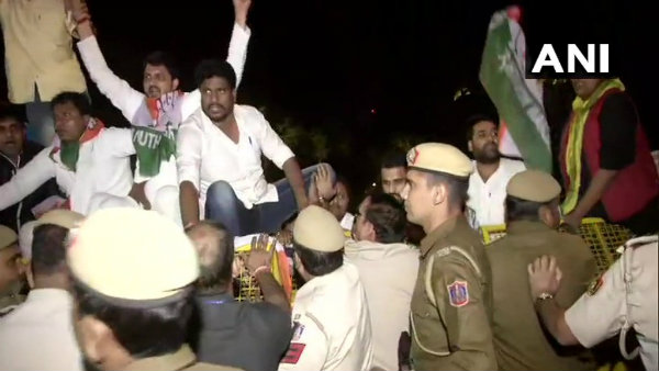 অমিত শাহের বাসভবনের সামনে বিক্ষোভ কংগ্রেসের অমিত শাহের বাসভবনের সামনে বিক্ষোভ কংগ্রেসের
