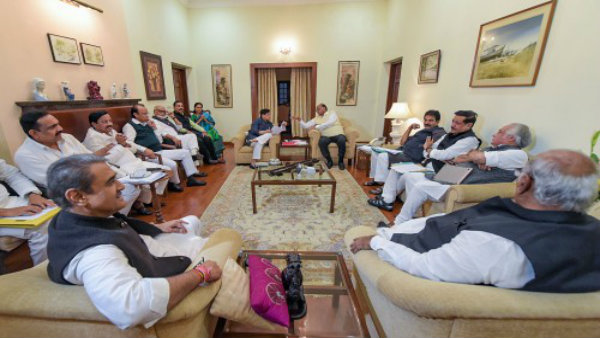 মহারাষ্ট্রে সরকার গঠন নিয়ে দিল্লিতে আলোচনা! জোটের নীল নকশার খোঁজে দায়িত্ব সনিয়া ঘনিষ্ঠ নেতাকে মহারাষ্ট্রে সরকার গঠন নিয়ে দিল্লিতে আলোচনা! জোটের নীল নকশার খোঁজে দায়িত্ব সনিয়া ঘনিষ্ঠ নেতাকে
