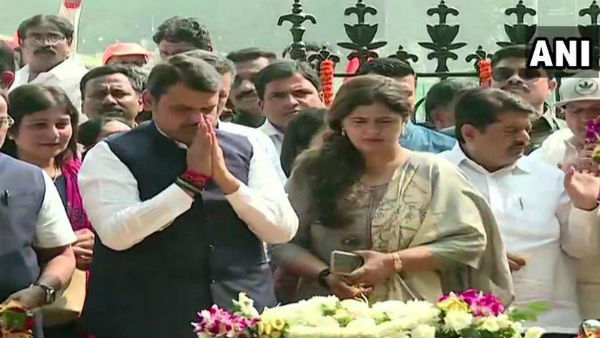 সেনা-বিজেপি বিচ্ছেদের মাঝেই বালাসাহেবের প্রতি সম্মান জানাতে শিবাজি পার্কে ফড়নবিশ সেনা-বিজেপি বিচ্ছেদের মাঝেই বালাসাহেবের প্রতি সম্মান জানাতে শিবাজি পার্কে ফড়নবিশ