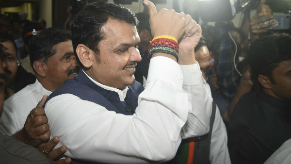 দায়িত্ব গ্রহণের পরই জোর কদমে কাজ শুরু দেবেন্দ্র ফড়নবিসের দায়িত্ব গ্রহণের পরই জোর কদমে কাজ শুরু দেবেন্দ্র ফড়নবিসের